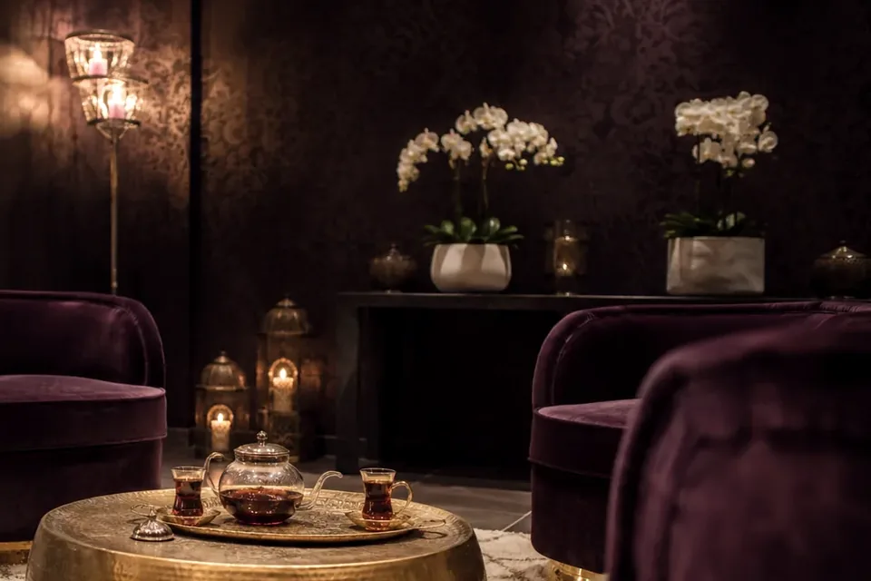 Elena Masaj Salonu, Bayrampaşa — bekleme salonu, koltuklar ve ışık